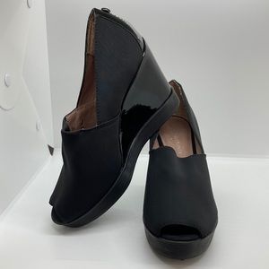 Donald Pliner Women’s Cari Black Peep Toe Wedge Heel Shoe- Size 7.